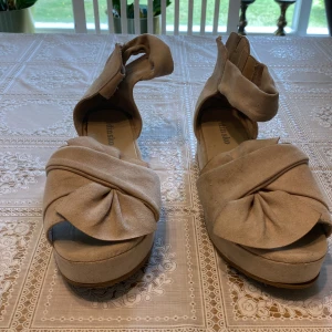 Beiga sandaler - Beiga sandaler från ”din sko” i storlek 35. Använda ganska många gånger, men är i bra skick.