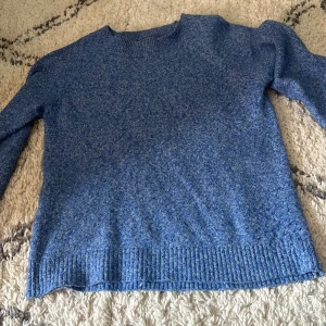 Fin tröja från veromoda  - säljer denna tröjan från vero moda då den inte kommer till användning. den är knappt använd. jättefin och jätteskön. den är i stickat men tunt material🥰
