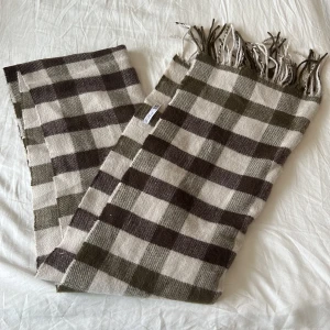 Brun/grön halsduk - Mycket bra skick men kommer ej till användning.