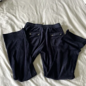Äkta mörkblå juicy couture byxor - Säljer nu mina mörkblå juicy byxor. Skulle säga att den passar xs-s i storleken.  Nypris 899 kr från kids brand store (där dem köptes) men jag säljer för 550 kr. Köparen står för frakt🥰 