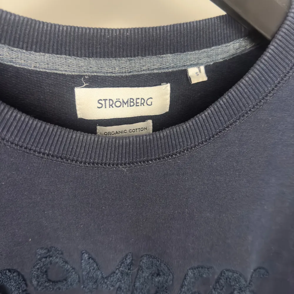 Nu säljer vi en superfin crewneck från Strömbergs för endast 89kr!  Storlek: Small Cond 8/10. Tröjor & Koftor.