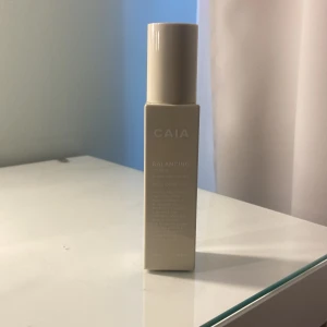  CAIA Balancing Toner  - Säljer min nästan helt oanvända  CAIA Toner då jag endast provat den en gång och märkte att den inte funkar på min hud, ordinarie pris: 195kr 