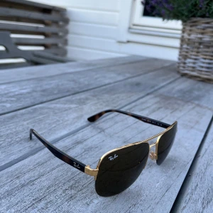 Ray-ban solglasögon  - Snygga ray-ban solglasögon i bra skick. Kan tänka mig att sänka priset om det önskas.