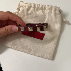 Valentino armband - Säljer mitt valentino armband, använt fåtal gånger så i väldigt fint skick utan skador. Säljer inte under 900, nypris 2000. Påse följer med, möjligtvis boxen och extra nitarna om jag hittar den. 💖