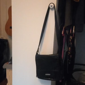 Fin svart handväska och fin vit fungerande fläkt - Svart väska andvänd 2 gånger 100 kr vit fungerande fläkt 200 kr swisha 0733969409