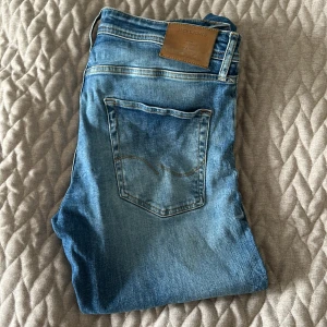 Jeans  - Märke: Jack and Jones.       skicka:8/10.    Storlek:31.     Färg:ljusblå.  Kontakta gärna vid fler frågor!!!!!!