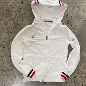 Fin vit Moncler zipup hoodie. Liten xxs som passar barn 10-12. 