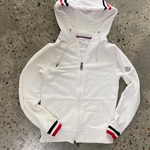 Moncler vit zip hoodie stl XXS/158-164 - Fin vit Moncler zipup hoodie. Liten xxs som passar barn 10-12. 