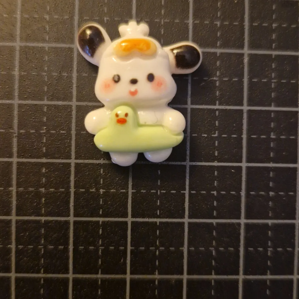 Super söt Pochacco akryl. Kan användas för dekoration för phone case, ring m.m! | ca 2.5cm. Övrigt.