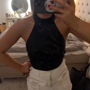 Glitter topp - Glittertopp med öppen rygg från bikbok! Aldrig använd🥰