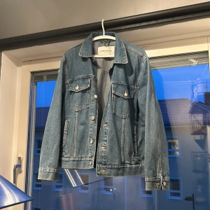 För skön jeansjacka från ”These glory days” - Inga som helst tecken på slitningar eller att någon använt den ens (använd två enstaka gånger). Storlek L men passar M eftersom den är liten i storleken och lite croppad. Köpt för 700 riksdaler.
