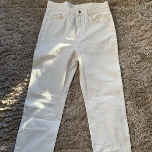 Vita Jeans - Ett par snygga vita jeans från weekday i modell Rowe. Strl 31/30, är en tjejmodell men passar självklart alla. Skick 10/10 då de knappt är använda. 100% Bomull. Kan mötas upp i ronneby/karlskrona, skriv meddelande isåfall.