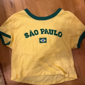 Brazil kroppad t-shirt - Denna är jättefin men tyvärr aldrig använd, står xl i men den passar mer som en S 