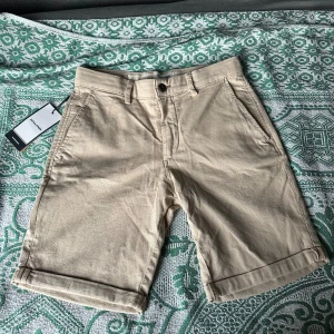 Jack&Jones shorts - Helt nya sköna finshorts , helt nya aldrig använda , fick de som present men det blev fel me storlek då dom passar inte mig. Ny pris: 499kr