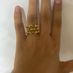 Edblad ring - Säljer min Edblad ring. Har använt den ungefär 5 gånger. Den är för liten för mig. Har blivit en silver tjej så den kom inte till mycket användning, till slut blev den för liten. Nypris 399kr💕🫶🏻 storlek 16,00