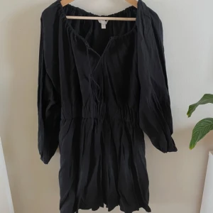 Klänning - Somrig, fin, elegant, skön, svart klänning! Pris kan diskuteras!! Bara att skriva till mig💗