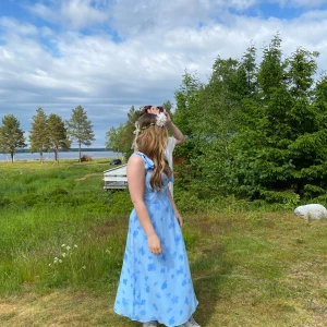 Klänning - Blommig klänning från bikbok i storlek s. Superfin och bekväm.