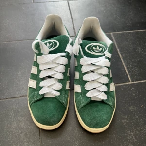 Adidas Campus 00s - Mörkgröna adidas campus 00s i 43 1/3 som inte kommer till användning längre. Står i hyllan mest.   Precis inlämnade på rengöring, så i väldigt gott skick.