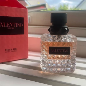 Valentino coral - Säljer denna parfym då jag inte använder den längre, lite använd som syns på bilden. Skulle säga att det är kanske 80% kvar. Köpt för 1400kr💞