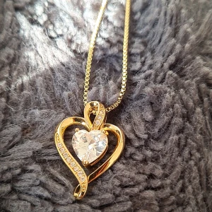 en söt guldig hjärtformad halsband💓 - Söt halsband i jättebra skick💓