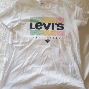 Levi's t-shirts  - Väldigt bra sick på denna t-shirt då den endast är använd vid få tal tillfällen.