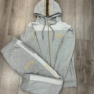 Hugo boss dress - Hugo boss dress i väldigt bra skick. Hittas ej längre på nätet, hör gärna av dig för fler frågor😁 pris kan diskuteras vid Snabb Affär!!