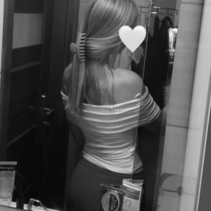 vit offshoulder tröja - Vit off-shoulder tröja, använd minst 3 gånger och helt ren🤍