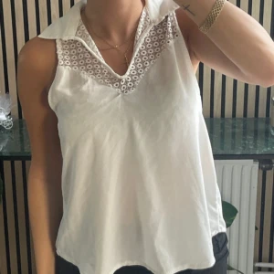 Tröja - Tröja med spetsdetaljer. Står ingen storlek på den men sitter som en Xs