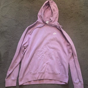 Nike hoodie - Tjena säljer nu denna Nike hoodie då jag knappt har använt den, skicket är i 9/10. Den är storlek M, om det är några mer frågar så bara skriv🙂 Mvh Emil.