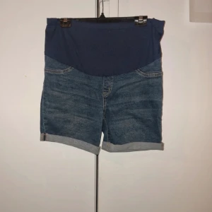 Gravid shorts  - Gravid shorts från shein går att spänna högst upp med hjälp på ett gummiband stl L 