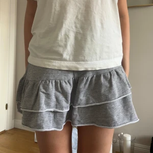 Mjukiskjol med volanger  - Så söt! Strl M. Hög midja men jag gillar o vika ned den så kan man justera hur den sitter så den passar S oxå! 