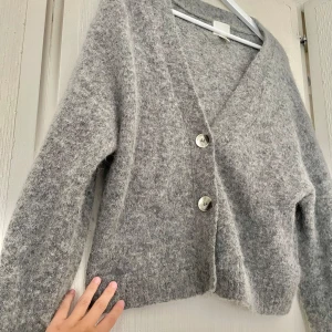 Stickad kofta - Fin mysig stickad kofta från hm! Använd fåtal gånger! Som ny🩶🩶