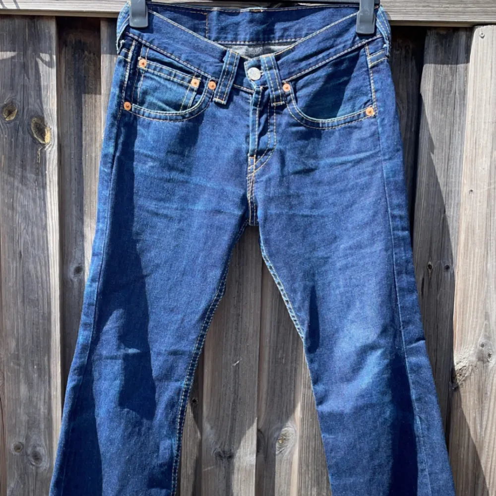 Säljer dessa populära low waist/bootcut Levis jeans. Säjer jeansen eftersom att de blivit för små. Använd ett par få gånger.. Jeans & Byxor.