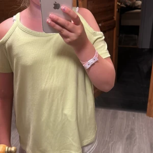 Fin neon tröja ❤️ - Jätte fin passar tyvärr inte har bara legat i en hög ❤️ kanske kan gå ner i pris❤️