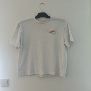 T-shirt - Vit t-shirt använd fåtal gånger så fortfarande i fint skick