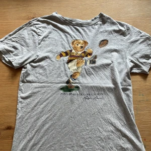 Polo bear tshirt - Bra skick, storlek 170, inga fel på den. Skriv för minsta fundering 
