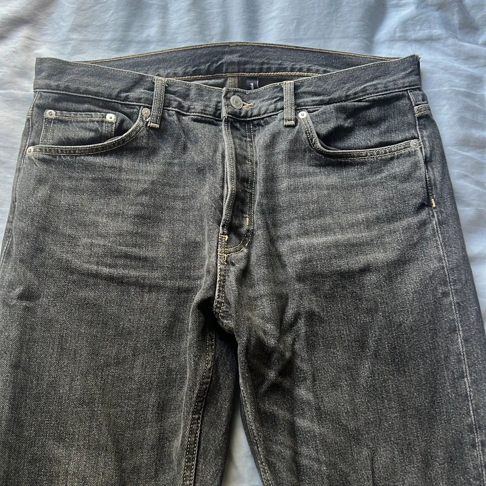 Svarta snygga jeans, inga defekter. Storleken är 32/32. Skriv om du har några frågor. Jeans & Byxor.