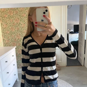 Tröja med knappar - Randig tröja med knappar köpt från Plick men inte kommit till användning🥰