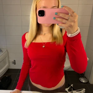 Tröja - Superfin röd tröja ganska använd men bra skick