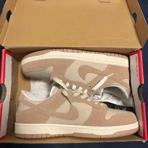 Storlek 42 Nike SB dunk low PRM. Helt oanvända skor jag fick de som en present nyligen men jag gillade de inte. De är i 10/10 kondition 