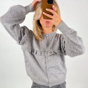 Cardigan - Mega sød cardigan fra bysofiesønderby. Kun brugt få gange fejler ingenting. Denne er pt udsolgt på deres hjemmeside.