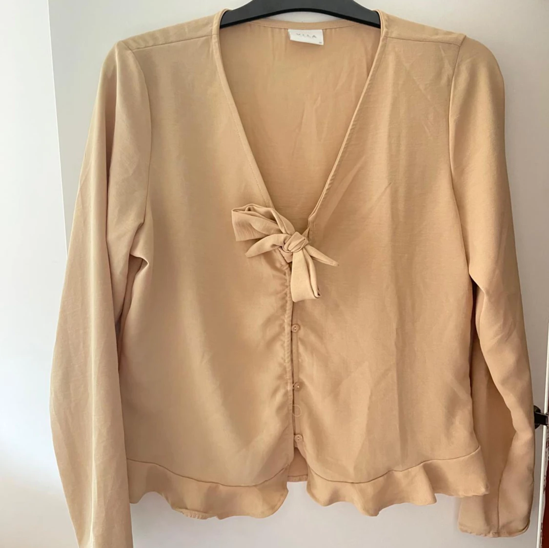 Beige blus med rosett