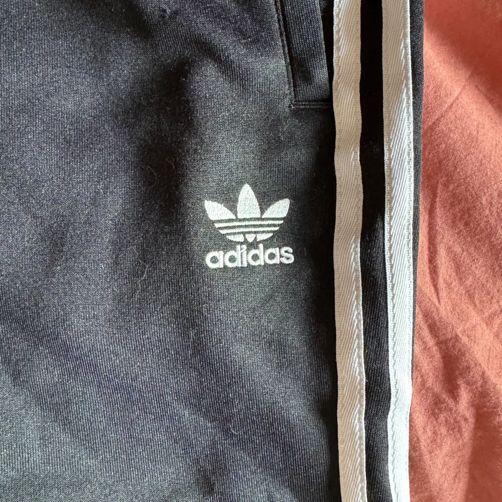 Adidas träningsbyxor, väl använda men i väldigt gott skick. Passformen är sann tills torleken och säljs då dem inge passar mig längre☺️. Sportswear.