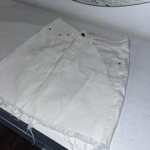 Vit jeanskjol från Gina Tricot, str 34 - Jättefin jeanskjol från Gina. Endast testad. Säljer då den inte är i min storlek.🌸