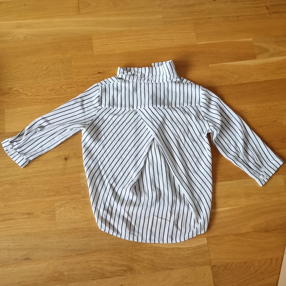 Vit och svart randig skjorta från Monki - 90