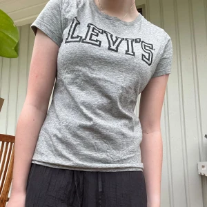 Levi’s t-shirt  - Snygg t-shirt från Levi’s! Printer är lite slitet men inget som riktigt syns ens på bilderna ❤️🥰 Hör av dig vid intresse eller om du har några frågor ❤️