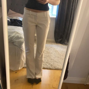 Kostymbyxor - Fina lågmidjade kostymbyxor med slit längst ner vid foten, helt rena🥰 storlek 36 och passar mig som är 170 i längd!