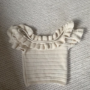 Vit topp❤️ - En jätte fin topp som jag ändast har använt på en skolavslutning!Och inga bemärkelser! Skriv om det är några frågor eller om ni vill ha mer bilder!❤️ Priset får absolut diskuteras!