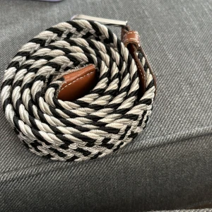 One wear bälte  - En snyggar one wear bälte i färgen svart ,vit,grå Snyggt på killar 