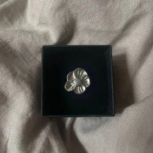 Flora ring rostfri  - 45kr/st, i 304 Stainless steel,  finns flera i lager😊 kolla gärna in min instragram där jag främst sköter försäljningen 🤍 fler liknande smycken hittar ni på min sida 🥰